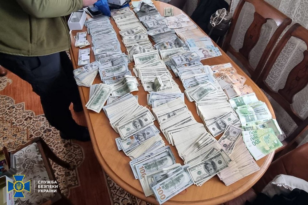 У очільниці ВЛК на Дніпропетровщині виявили 300 тисяч доларів: вона організувала масштабну схему ухилення від мобілізації 1 У очільниці ВЛК на Дніпропетровщині виявили 300 тисяч доларів: вона організувала масштабну схему ухилення від мобілізації