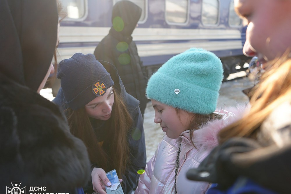 Триває евакуація з Дніпропетровщини: ще два потяги прибули на Закарпаття (фото)