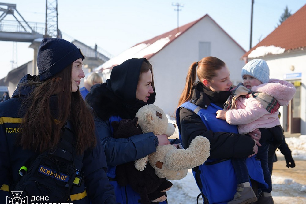 Триває евакуація з Дніпропетровщини: ще два потяги прибули на Закарпаття (фото)
