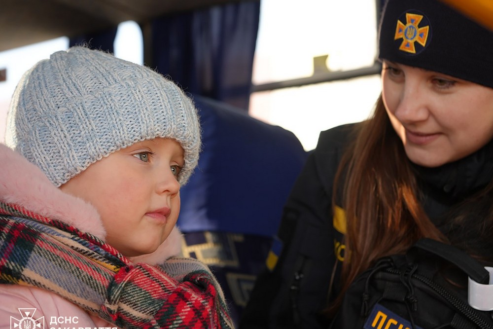 Триває евакуація з Дніпропетровщини: ще два потяги прибули на Закарпаття (фото)