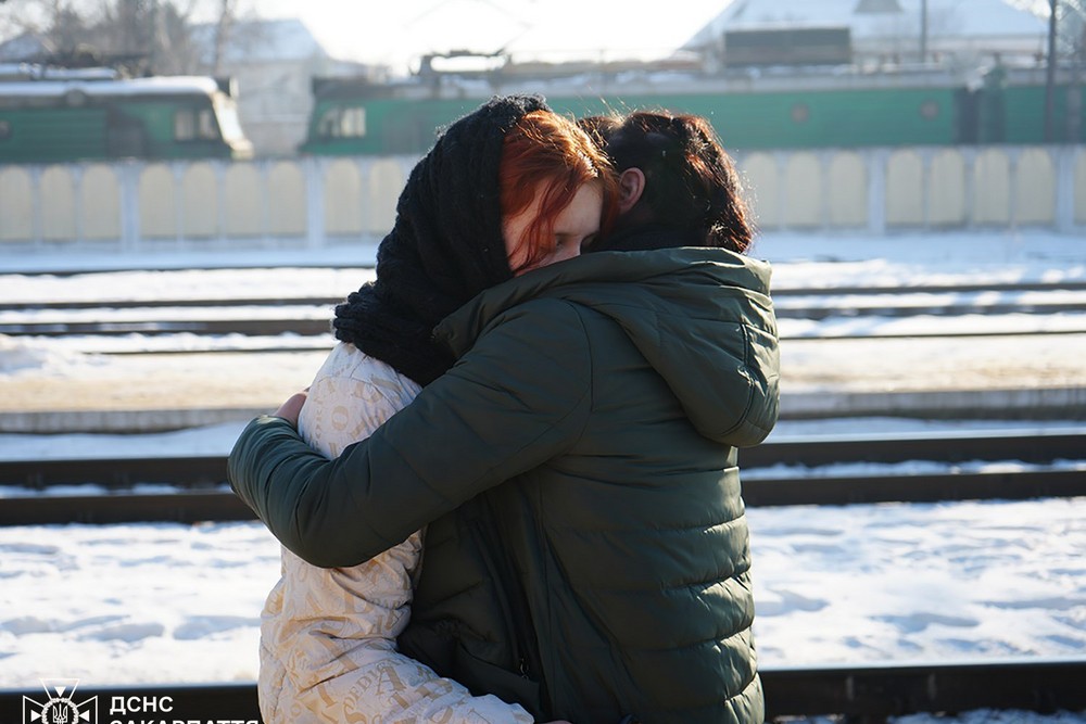 Триває евакуація з Дніпропетровщини: ще два потяги прибули на Закарпаття (фото)
