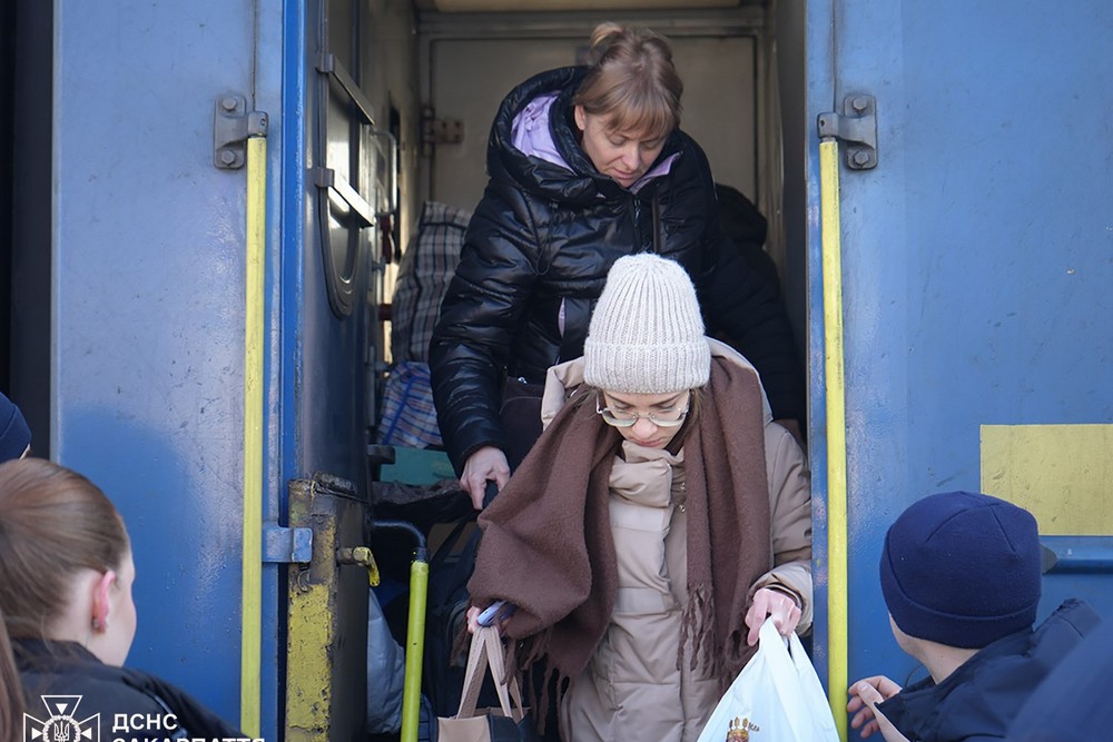 Триває евакуація з Дніпропетровщини: ще два потяги прибули на Закарпаття (фото)