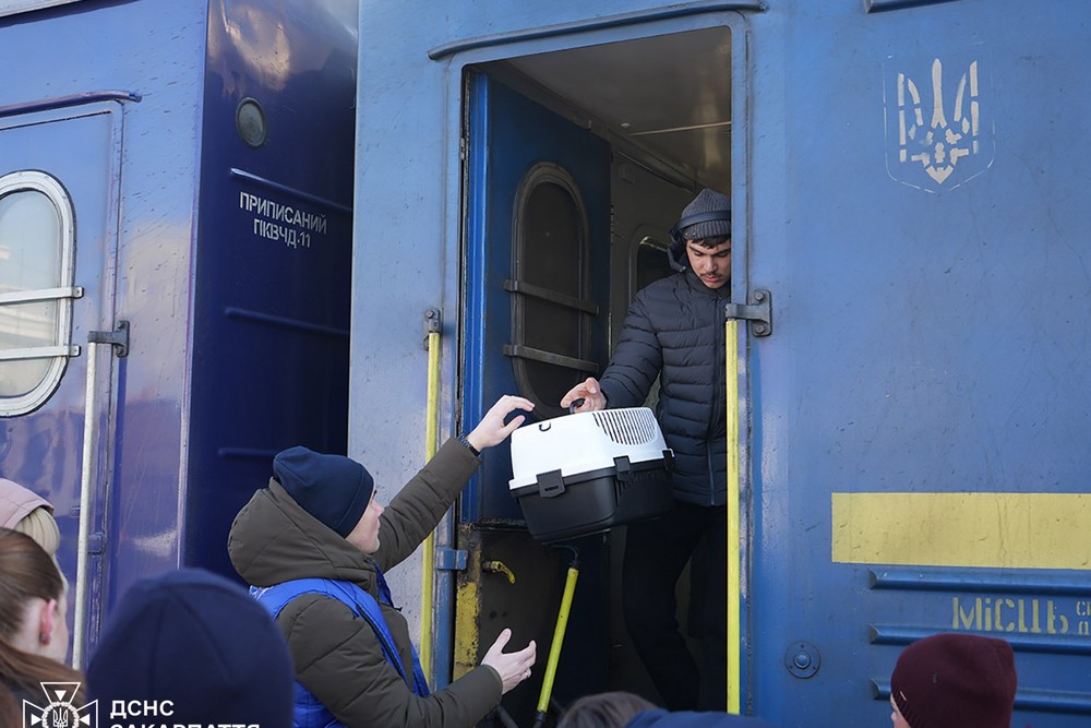 Триває евакуація з Дніпропетровщини: ще два потяги прибули на Закарпаття (фото)