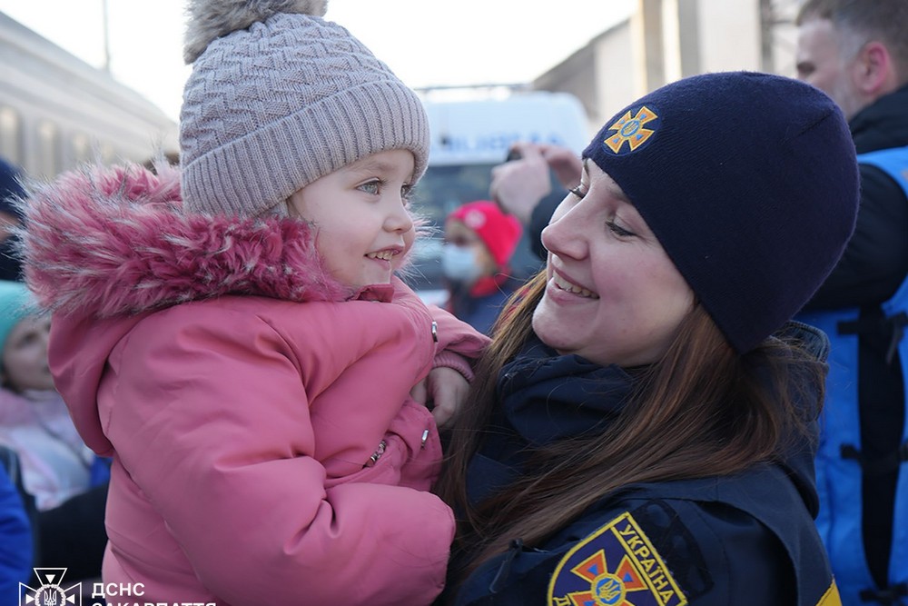 Триває евакуація з Дніпропетровщини: ще два потяги прибули на Закарпаття (фото)