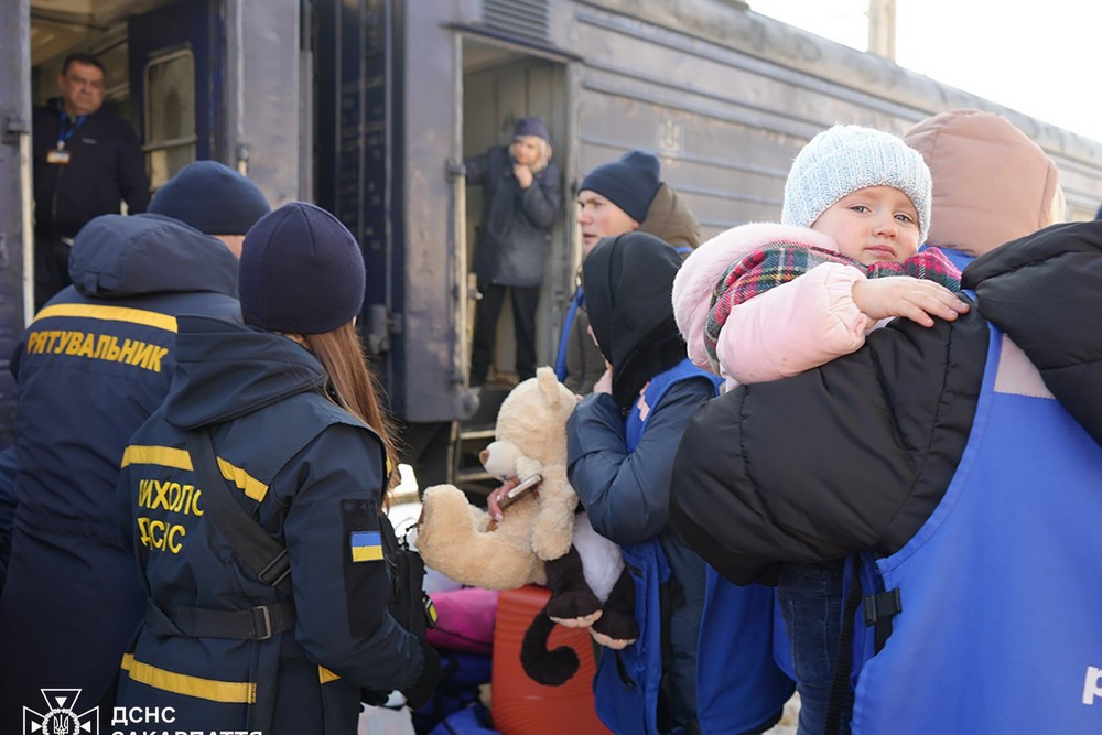 Триває евакуація з Дніпропетровщини: ще два потяги прибули на Закарпаття (фото)