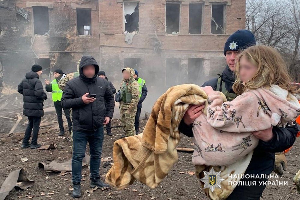 Жахливий терор Дніпропетровщини 22 січня влаштували окупанти. Під ударом два великих міста: Дніпро і Кривий Ріг. Десятки людей поранені, серед них діти - у тому числі 1,5-річний малюк. Атака триває.