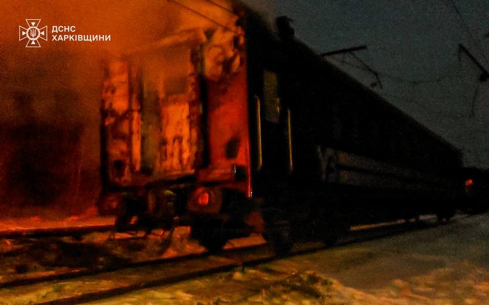 Удар по потягу на Харківщині: все, що відомо станом на ранок (фото, відео) Удар по потягу на Харківщині: все, що відомо станом на ранок (фото, відео)