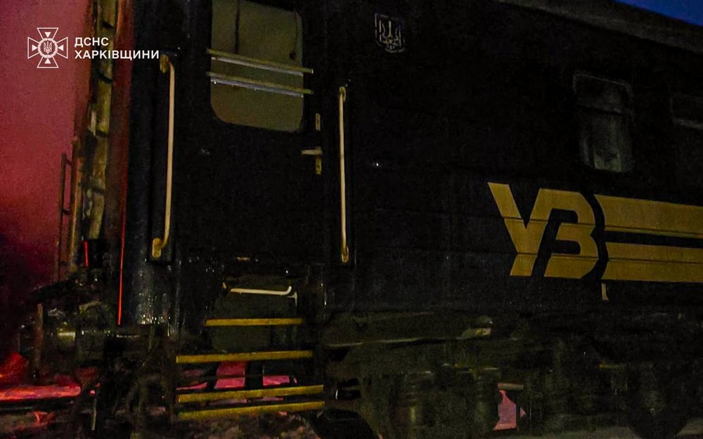Удар по потягу на Харківщині: все, що відомо станом на ранок (фото, відео) Удар по потягу на Харківщині: все, що відомо станом на ранок (фото, відео)