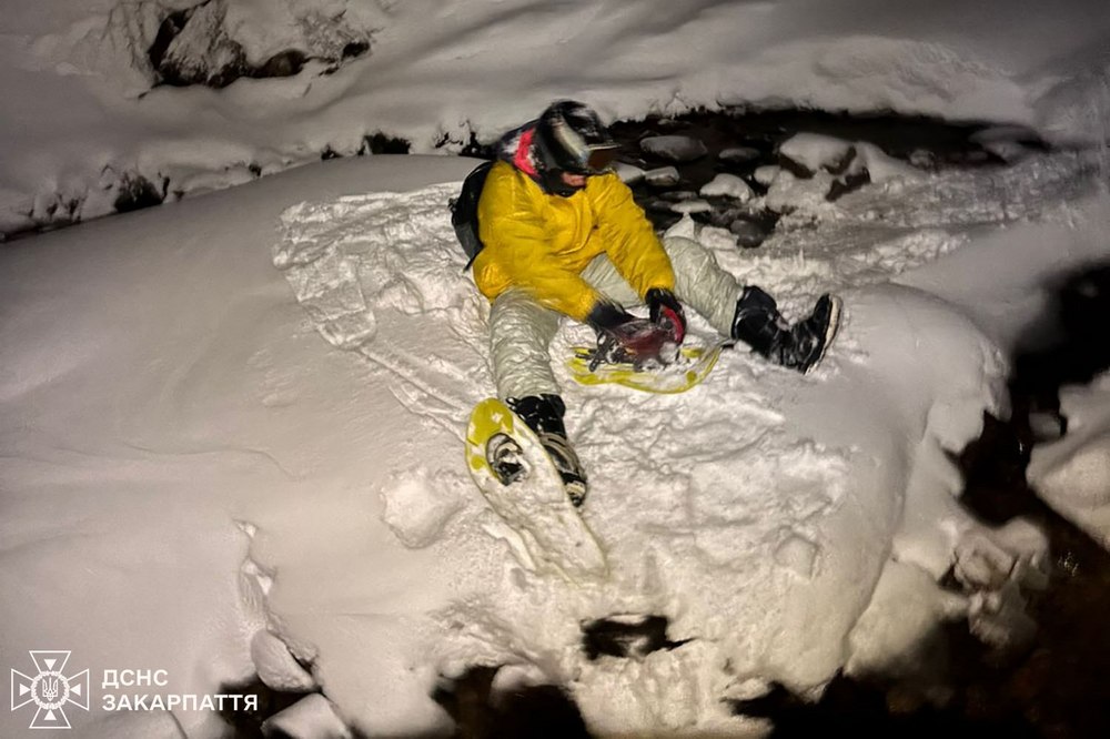 Рятувальники допомогли двом сноубордистам, які заблукали в горах на Драгобраті