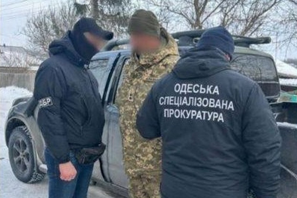«4 тисячі доларів, щоб уникнути фронту»: на Одещині затримано посадовця навчального центру тероборони за хабар 1 «4 тисячі доларів, щоб уникнути фронту»: на Одещині затримано посадовця навчального центру тероборони за хабар