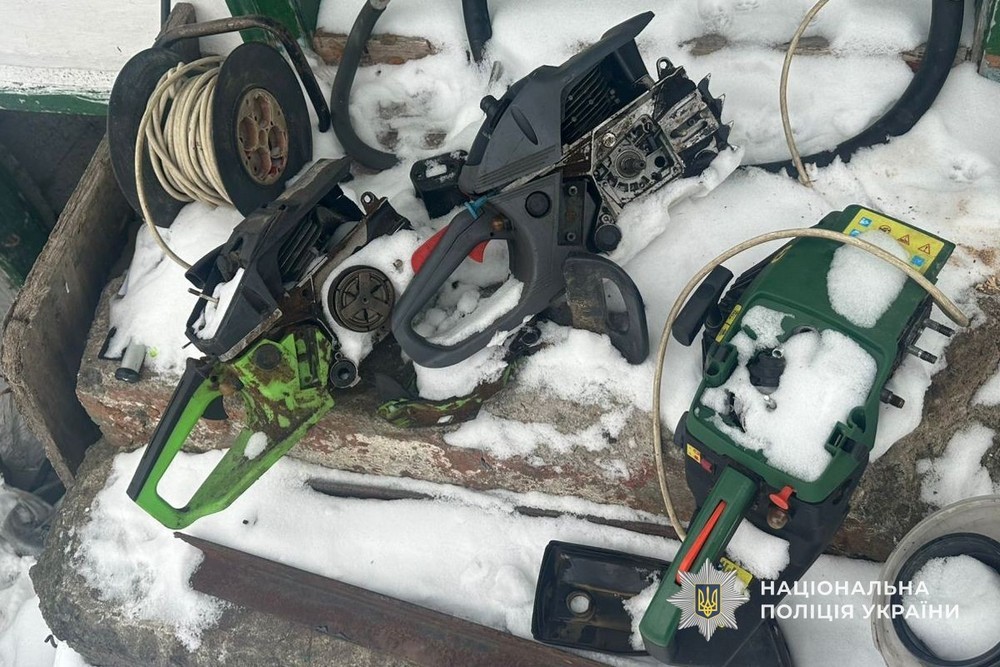 Викрито злочинне угрупування, учасники якого вирубували ліс на Дніпропетровщині у великих масштабах. Незаконно зрубану деревину перевозили, зберігали на складських приміщеннях та реалізовували. Про це «Новини України – НСН» інформують з посиланням на поліцію і прокуратуру. Вирубували ліс на Дніпропетровщині у великих масштабах: що відомо За даними слідства, підозрювані протягом липня 2025 — січня 2026 років без спеціальних дозволів здійснювали незаконну вирубку дерев у захисних лісосмугах . Поліцейські встановили, що група мешканців області у складі організованої злочинної групи   систематично здійснює вирубку дерев у лісових насадженнях Дніпровського району. В ході оперативних заходів злочини задокументували та встановили всіх осіб, причетних до  незаконної вирубки деревини.   22 січня слідчі слідчого управління ГУНП в Дніпропетровській області спільно з оперативниками управління карного розшуку, за силової підтримки полку поліції особливого призначення, під процесуальним керівництвом Дніпропетровської обласної прокуратури, провели масштабну спецоперацію. У ході заходів правоохоронці здійснили 10 обшуків за місцями проживання фігурантів, на складах зберігання деревини та на місцях вирубки. Під час слідчих дій вилучено бензопили, мобільні телефони, чорнові записи, документацію щодо обігу деревини, електричний дровокол, а також значні обсяги спиляних дерев сосни та тополі - понад 100 кубометрів заготовленої деревини, пелети для опалення та дрова. Унаслідок протиправних дій довкіллю завдано збитків на суму понад 1 млн грн. За процесуального керівництва Дніпропетровської обласної прокуратури повідомлено про підозру трьом мешканцям м. Дніпра за фактом незаконної порубки дерев у захисних та інших лісових насадженнях, а також перевезення, зберігання та збуту незаконно зрубаних дерев, вчинених за попередньою змовою групою осіб (ч. 4 ст. 246 КК України). Також до суду подано клопотання про обрання їм запобіжного заходу у вигляді тримання під вартою. Наразі тривають слідчі дії, встановлюється повне коло осіб, причетних до вчинення кримінального правопорушення, та вирішується питання щодо обрання підозрюваним запобіжних заходів.