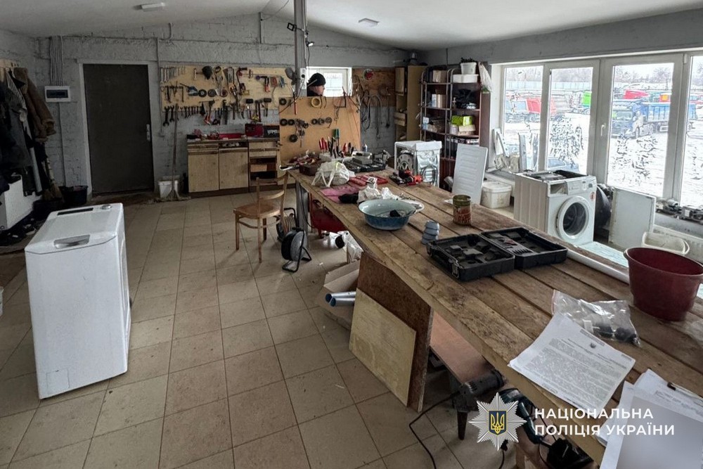 Викрито злочинне угрупування, учасники якого вирубували ліс на Дніпропетровщині у великих масштабах. Незаконно зрубану деревину перевозили, зберігали на складських приміщеннях та реалізовували. Про це «Новини України – НСН» інформують з посиланням на поліцію і прокуратуру. Вирубували ліс на Дніпропетровщині у великих масштабах: що відомо За даними слідства, підозрювані протягом липня 2025 — січня 2026 років без спеціальних дозволів здійснювали незаконну вирубку дерев у захисних лісосмугах . Поліцейські встановили, що група мешканців області у складі організованої злочинної групи   систематично здійснює вирубку дерев у лісових насадженнях Дніпровського району. В ході оперативних заходів злочини задокументували та встановили всіх осіб, причетних до  незаконної вирубки деревини.   22 січня слідчі слідчого управління ГУНП в Дніпропетровській області спільно з оперативниками управління карного розшуку, за силової підтримки полку поліції особливого призначення, під процесуальним керівництвом Дніпропетровської обласної прокуратури, провели масштабну спецоперацію. У ході заходів правоохоронці здійснили 10 обшуків за місцями проживання фігурантів, на складах зберігання деревини та на місцях вирубки. Під час слідчих дій вилучено бензопили, мобільні телефони, чорнові записи, документацію щодо обігу деревини, електричний дровокол, а також значні обсяги спиляних дерев сосни та тополі - понад 100 кубометрів заготовленої деревини, пелети для опалення та дрова. Унаслідок протиправних дій довкіллю завдано збитків на суму понад 1 млн грн. За процесуального керівництва Дніпропетровської обласної прокуратури повідомлено про підозру трьом мешканцям м. Дніпра за фактом незаконної порубки дерев у захисних та інших лісових насадженнях, а також перевезення, зберігання та збуту незаконно зрубаних дерев, вчинених за попередньою змовою групою осіб (ч. 4 ст. 246 КК України). Також до суду подано клопотання про обрання їм запобіжного заходу у вигляді тримання під вартою. Наразі тривають слідчі дії, встановлюється повне коло осіб, причетних до вчинення кримінального правопорушення, та вирішується питання щодо обрання підозрюваним запобіжних заходів.