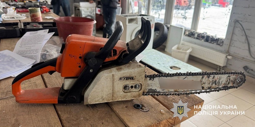 Викрито злочинне угрупування, учасники якого вирубували ліс на Дніпропетровщині у великих масштабах. Незаконно зрубану деревину перевозили, зберігали на складських приміщеннях та реалізовували. Про це «Новини України – НСН» інформують з посиланням на поліцію і прокуратуру. Вирубували ліс на Дніпропетровщині у великих масштабах: що відомо За даними слідства, підозрювані протягом липня 2025 — січня 2026 років без спеціальних дозволів здійснювали незаконну вирубку дерев у захисних лісосмугах . Поліцейські встановили, що група мешканців області у складі організованої злочинної групи   систематично здійснює вирубку дерев у лісових насадженнях Дніпровського району. В ході оперативних заходів злочини задокументували та встановили всіх осіб, причетних до  незаконної вирубки деревини.   22 січня слідчі слідчого управління ГУНП в Дніпропетровській області спільно з оперативниками управління карного розшуку, за силової підтримки полку поліції особливого призначення, під процесуальним керівництвом Дніпропетровської обласної прокуратури, провели масштабну спецоперацію. У ході заходів правоохоронці здійснили 10 обшуків за місцями проживання фігурантів, на складах зберігання деревини та на місцях вирубки. Під час слідчих дій вилучено бензопили, мобільні телефони, чорнові записи, документацію щодо обігу деревини, електричний дровокол, а також значні обсяги спиляних дерев сосни та тополі - понад 100 кубометрів заготовленої деревини, пелети для опалення та дрова. Унаслідок протиправних дій довкіллю завдано збитків на суму понад 1 млн грн. За процесуального керівництва Дніпропетровської обласної прокуратури повідомлено про підозру трьом мешканцям м. Дніпра за фактом незаконної порубки дерев у захисних та інших лісових насадженнях, а також перевезення, зберігання та збуту незаконно зрубаних дерев, вчинених за попередньою змовою групою осіб (ч. 4 ст. 246 КК України). Також до суду подано клопотання про обрання їм запобіжного заходу у вигляді тримання під вартою. Наразі тривають слідчі дії, встановлюється повне коло осіб, причетних до вчинення кримінального правопорушення, та вирішується питання щодо обрання підозрюваним запобіжних заходів.