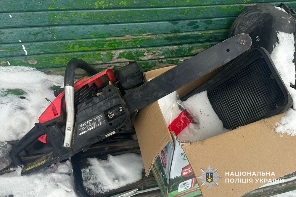 Викрито злочинне угрупування, учасники якого вирубували ліс на Дніпропетровщині у великих масштабах. Незаконно зрубану деревину перевозили, зберігали на складських приміщеннях та реалізовували. Про це «Новини України – НСН» інформують з посиланням на поліцію і прокуратуру. Вирубували ліс на Дніпропетровщині у великих масштабах: що відомо За даними слідства, підозрювані протягом липня 2025 — січня 2026 років без спеціальних дозволів здійснювали незаконну вирубку дерев у захисних лісосмугах . Поліцейські встановили, що група мешканців області у складі організованої злочинної групи   систематично здійснює вирубку дерев у лісових насадженнях Дніпровського району. В ході оперативних заходів злочини задокументували та встановили всіх осіб, причетних до  незаконної вирубки деревини.   22 січня слідчі слідчого управління ГУНП в Дніпропетровській області спільно з оперативниками управління карного розшуку, за силової підтримки полку поліції особливого призначення, під процесуальним керівництвом Дніпропетровської обласної прокуратури, провели масштабну спецоперацію. У ході заходів правоохоронці здійснили 10 обшуків за місцями проживання фігурантів, на складах зберігання деревини та на місцях вирубки. Під час слідчих дій вилучено бензопили, мобільні телефони, чорнові записи, документацію щодо обігу деревини, електричний дровокол, а також значні обсяги спиляних дерев сосни та тополі - понад 100 кубометрів заготовленої деревини, пелети для опалення та дрова. Унаслідок протиправних дій довкіллю завдано збитків на суму понад 1 млн грн. За процесуального керівництва Дніпропетровської обласної прокуратури повідомлено про підозру трьом мешканцям м. Дніпра за фактом незаконної порубки дерев у захисних та інших лісових насадженнях, а також перевезення, зберігання та збуту незаконно зрубаних дерев, вчинених за попередньою змовою групою осіб (ч. 4 ст. 246 КК України). Також до суду подано клопотання про обрання їм запобіжного заходу у вигляді тримання під вартою. Наразі тривають слідчі дії, встановлюється повне коло осіб, причетних до вчинення кримінального правопорушення, та вирішується питання щодо обрання підозрюваним запобіжних заходів.