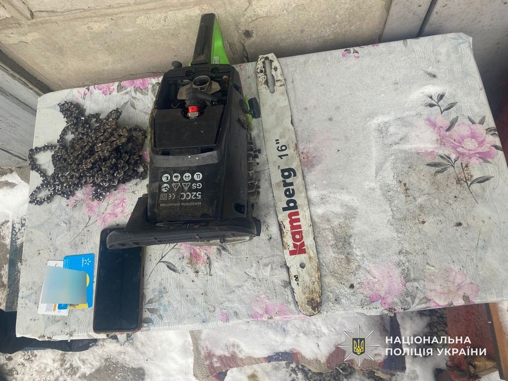 Викрито злочинне угрупування, учасники якого вирубували ліс на Дніпропетровщині у великих масштабах. Незаконно зрубану деревину перевозили, зберігали на складських приміщеннях та реалізовували. Про це «Новини України – НСН» інформують з посиланням на поліцію і прокуратуру. Вирубували ліс на Дніпропетровщині у великих масштабах: що відомо За даними слідства, підозрювані протягом липня 2025 — січня 2026 років без спеціальних дозволів здійснювали незаконну вирубку дерев у захисних лісосмугах . Поліцейські встановили, що група мешканців області у складі організованої злочинної групи   систематично здійснює вирубку дерев у лісових насадженнях Дніпровського району. В ході оперативних заходів злочини задокументували та встановили всіх осіб, причетних до  незаконної вирубки деревини.   22 січня слідчі слідчого управління ГУНП в Дніпропетровській області спільно з оперативниками управління карного розшуку, за силової підтримки полку поліції особливого призначення, під процесуальним керівництвом Дніпропетровської обласної прокуратури, провели масштабну спецоперацію. У ході заходів правоохоронці здійснили 10 обшуків за місцями проживання фігурантів, на складах зберігання деревини та на місцях вирубки. Під час слідчих дій вилучено бензопили, мобільні телефони, чорнові записи, документацію щодо обігу деревини, електричний дровокол, а також значні обсяги спиляних дерев сосни та тополі - понад 100 кубометрів заготовленої деревини, пелети для опалення та дрова. Унаслідок протиправних дій довкіллю завдано збитків на суму понад 1 млн грн. За процесуального керівництва Дніпропетровської обласної прокуратури повідомлено про підозру трьом мешканцям м. Дніпра за фактом незаконної порубки дерев у захисних та інших лісових насадженнях, а також перевезення, зберігання та збуту незаконно зрубаних дерев, вчинених за попередньою змовою групою осіб (ч. 4 ст. 246 КК України). Також до суду подано клопотання про обрання їм запобіжного заходу у вигляді тримання під вартою. Наразі тривають слідчі дії, встановлюється повне коло осіб, причетних до вчинення кримінального правопорушення, та вирішується питання щодо обрання підозрюваним запобіжних заходів.