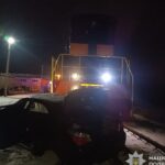 Поїхав на червоне і потрапив під локомотив: смертельна ДТП на переїзді у Жовкві на Львівщині