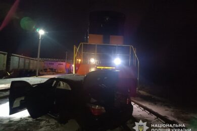 Поїхав на червоне і потрапив під локомотив: смертельна ДТП на переїзді у Жовкві на Львівщині