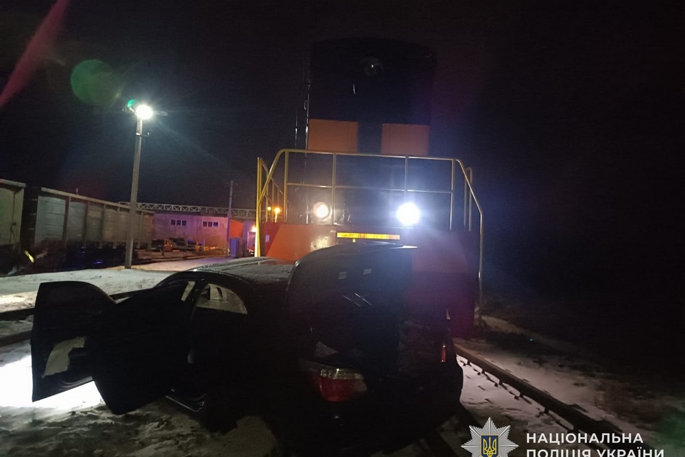 Поїхав на червоне і потрапив під локомотив: смертельна ДТП на переїзді у Жовкві на Львівщині 1 Поїхав на червоне і потрапив під локомотив: смертельна ДТП на переїзді у Жовкві на Львівщині