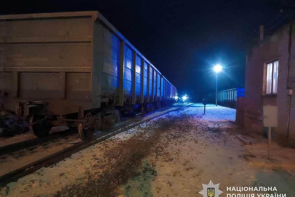 Поїхав на червоне і потрапив під локомотив: смертельна ДТП на переїзді у Жовкві на Львівщині