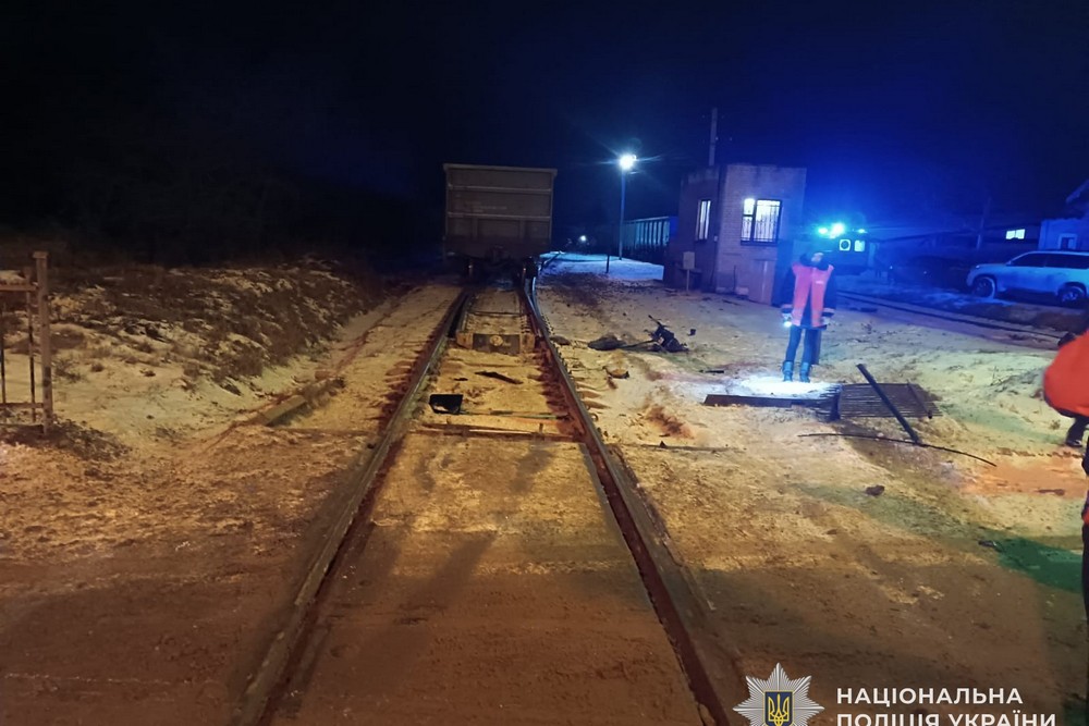 Поїхав на червоне і потрапив під локомотив: смертельна ДТП на переїзді у Жовкві на Львівщині