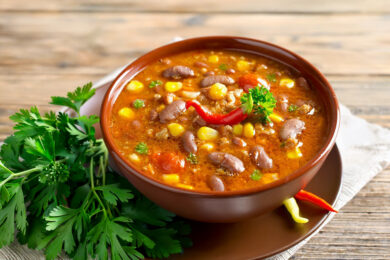 Рецепт дня: «Гострий квасолевий суп із фаршем і перцем чилі»