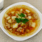 Суп з м'ясним фаршем, картоплею і томатами