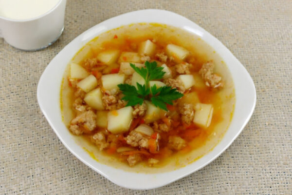 Суп з м'ясним фаршем, картоплею і томатами