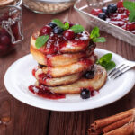 Рецепт дня: «Млинці на йогурті з яблуками»