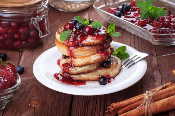 Рецепт дня: «Млинці на йогурті з яблуками»