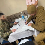 Імітував розстріл, поранив у ногу і знищив телефон: заступника командира батальйону на Сумщині підозрюють у катуванні солдатів