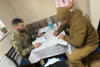 Імітував розстріл, поранив у ногу і знищив телефон: заступника командира батальйону на Сумщині підозрюють у катуванні солдатів