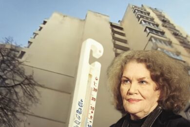 В квартирі +8: Ліна Костенко мерзне разом із сусідами у багатоповерхівці Києва (відео)