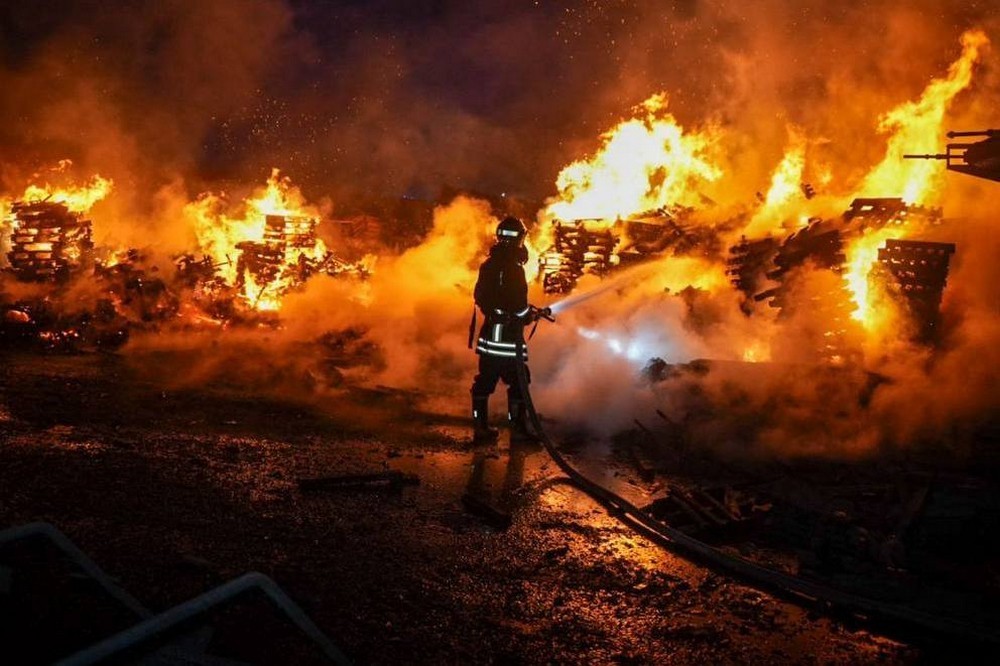 Нічна повітряна атака 4 лютого: є вбиті і поранені, нові удари по енергетиці, пожежі і руйнування – все, що відомо (фото) 1 Нічна повітряна атака 4 лютого: є вбиті і поранені, нові удари по енергетиці, пожежі і руйнування – все, що відомо (фото)