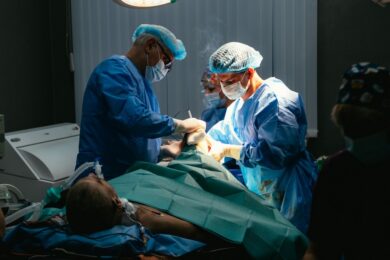 42 доби з турнікетом – у Харкові прооперували військового з важким пораненням ноги