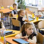 Контроль за відвідуванням шкіл та дитсадків в Україні посилюють – що відомо