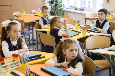 Контроль за відвідуванням шкіл та дитсадків в Україні посилюють – що відомо