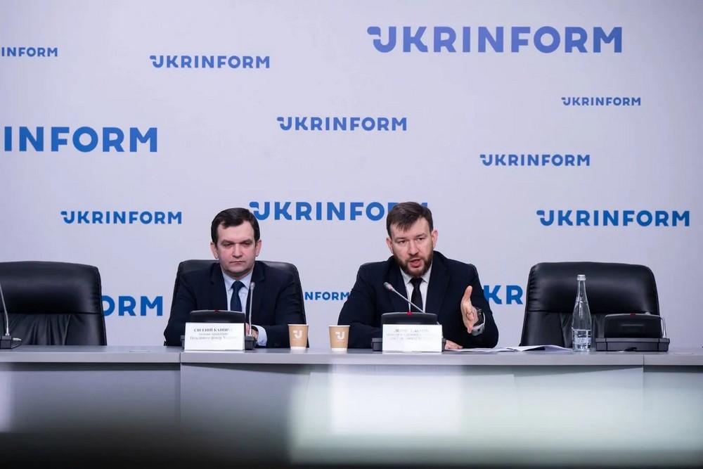 Призупинення виплати пенсій певним категоріям громадян: що відомо і що робити таким людям Призупинення виплати пенсій певним категоріям громадян сталося у січні 2026 року і викликало широкий суспільний резонанс. Десятки тисяч українців залишилися під час надскладної зими без законних пенсій, які для багатьох – єдине джерело існування. Чи поновили виплати? Що робити таким людям? Що відомо станом на 11 лютого? Розповідаємо про це. Хто надав інформацію Інформацію надали у Міністерстві соціальної політики і Пенсійному фонді сьогодні. Чи є гроші на пенсії Уряд забезпечив повне фінансове покриття для відновлення пенсійних виплат громадянам, яким їх було тимчасово призупинено. Про це заявив Міністр соціальної політики, сім’ї та єдності України Денис Улютін. Чому було призупинення виплати пенсій Пенсійні виплати частині громадян були призупинені через необхідність проходження фізичної ідентифікації та подання декларації про неотримання виплат від держави-агресора. Станом на 1 січня відновлено виплати 68 тисячам громадян, які виконали необхідні процедури. «Пенсійні виплати не скасовані — їх призупинено лише до моменту підтвердження особи отримувача та подання декларації. Наша мета — переконатися, що кошти надходять саме громадянину, якому вони призначені. Держава не має на меті припиняти виплати, навпаки — у бюджеті передбачено необхідний ресурс для їх повного відновлення», — наголосив Денис Улютін. Навіщо проводиться ідентифікація Міністр пояснив, що фізична ідентифікація пенсіонерів не є новою процедурою: вона проводиться з 2016 року та була тимчасово призупинена під час пандемії COVID-19. У 2024 році законодавство оновили. Протягом 2025 року пенсіонери, які були зареєстровані на ТОТ або виїхали за кордон, мали пройти дві процедури — пройти ідентифікацію та подати декларацію, що вони не отримують виплати від рф. Загалом приблизно один мільйон людей повинні були подати таку декларацію. Ідентифікацію продовжили Уряд врахував складні умови початку року, зокрема перебої з електропостачанням та інтернетом, і продовжив термін подання декларації про неотримання виплат від рф до 1 квітня. Людям, які її з очевидних причин не подали, виплати поновили автоматично. Проте до 1 квітня процедуру все-ж треба завершити. Як пройти ідентифікацію Голова правління Пенсійного фонду Євгеній Капінус повідомив, що сьогодні доступні різні способи проходження ідентифікації та декларування: через портал Пенсійного фонду та застосунок «Дія», онлайн-співбесіду, відвідування банку або посольства за кордоном, звернення до сервісного центру чи проходження процедур вдома для маломобільних громадян. Після цього виплати поновлюються автоматично без додаткових звернень. Міністерство соціальної політики, сім'ї та єдності України закликає громадян скористатися доступними інструментами та пройти ідентифікацію і декларування, щоб забезпечити безперервне отримання пенсійних виплат.