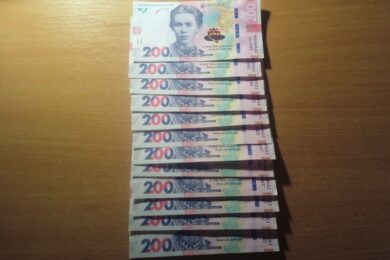 Нові банкноти 200 гривень зі слоганом “Слава Україні!” вводять в обіг – що треба знати