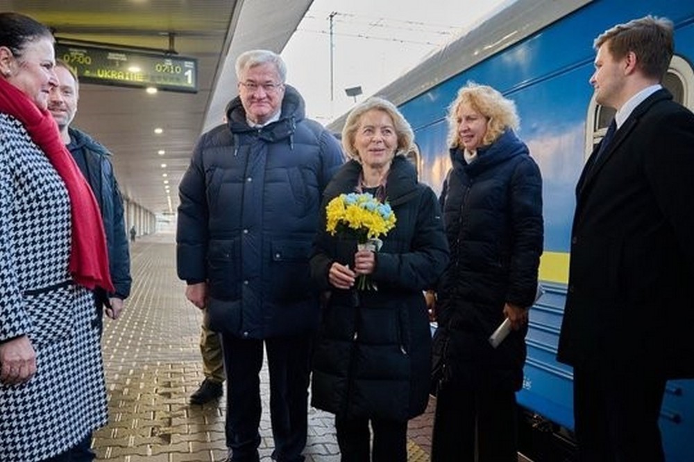Борис Джонсон, Урсула фон дер Ляєн, Антоніу Кошта: десятки міжнародних делегацій у Києві сьогодні (фото) Борис Джонсон, Урсула фон дер Ляєн, Антоніу Кошта: десятки міжнародних делегацій у Києві сьогодні (фото)