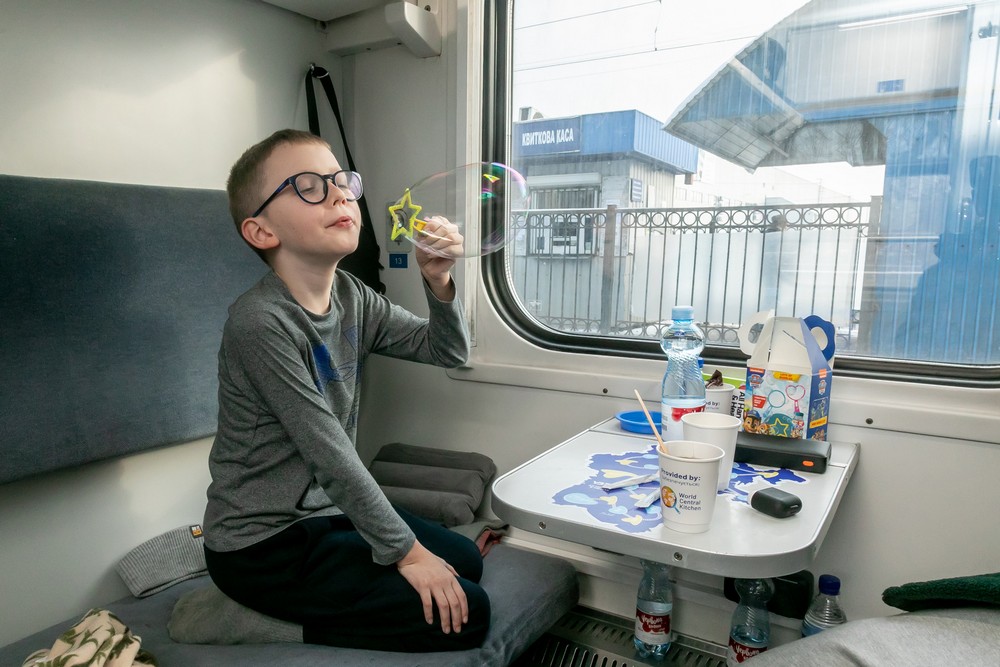 Можна навіть вчитися і працювати, а ще чай, гаряча піч, послуги для дітей і тварин: як УЗ допомагає українцям цієї зими Можна навіть вчитися і працювати, а ще чай, гаряча піч, послуги для дітей і тварин: як УЗ допомагає українцям цієї зими