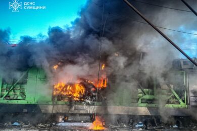Ворог вдарив по залізничній станції на Сумщині і влучив в електропотяг