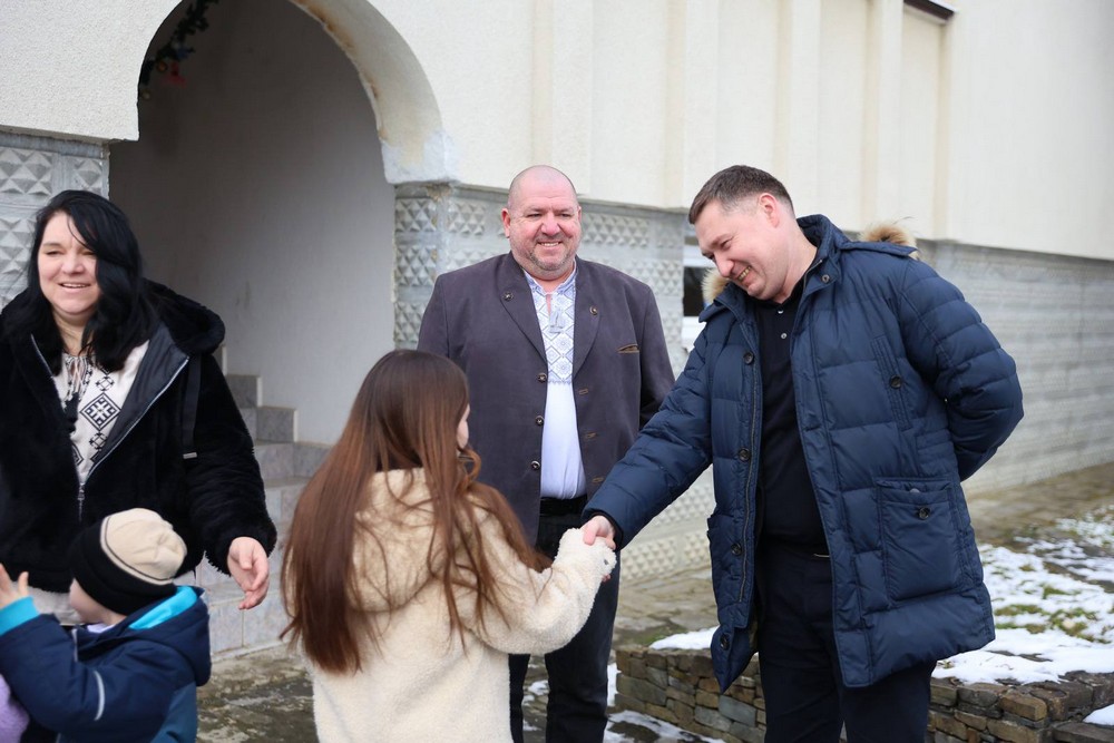 Мріяли повернутися в Україну: для багатодітної сім’ї з Маріуполя придбали будинок на Львівщині