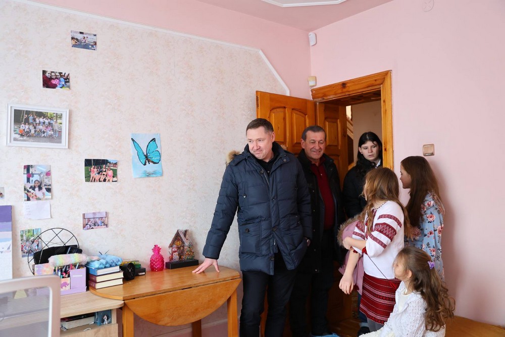 Світлана та Олег виховують одну рідну дитину та вісім із числа дітей-сиріт і дітей, позбавлених батьківського піклування. У подружжя також є двоє повнолітніх рідних дітей, які проживають окремо.