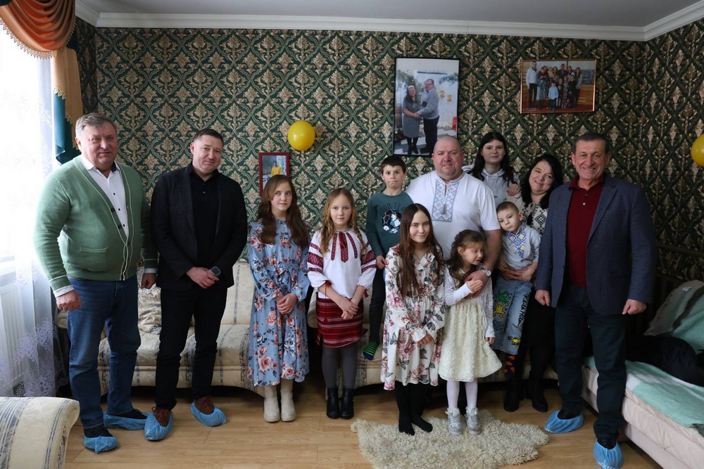 Мріяли повернутися в Україну: для багатодітної сім’ї з Маріуполя придбали будинок на Львівщині