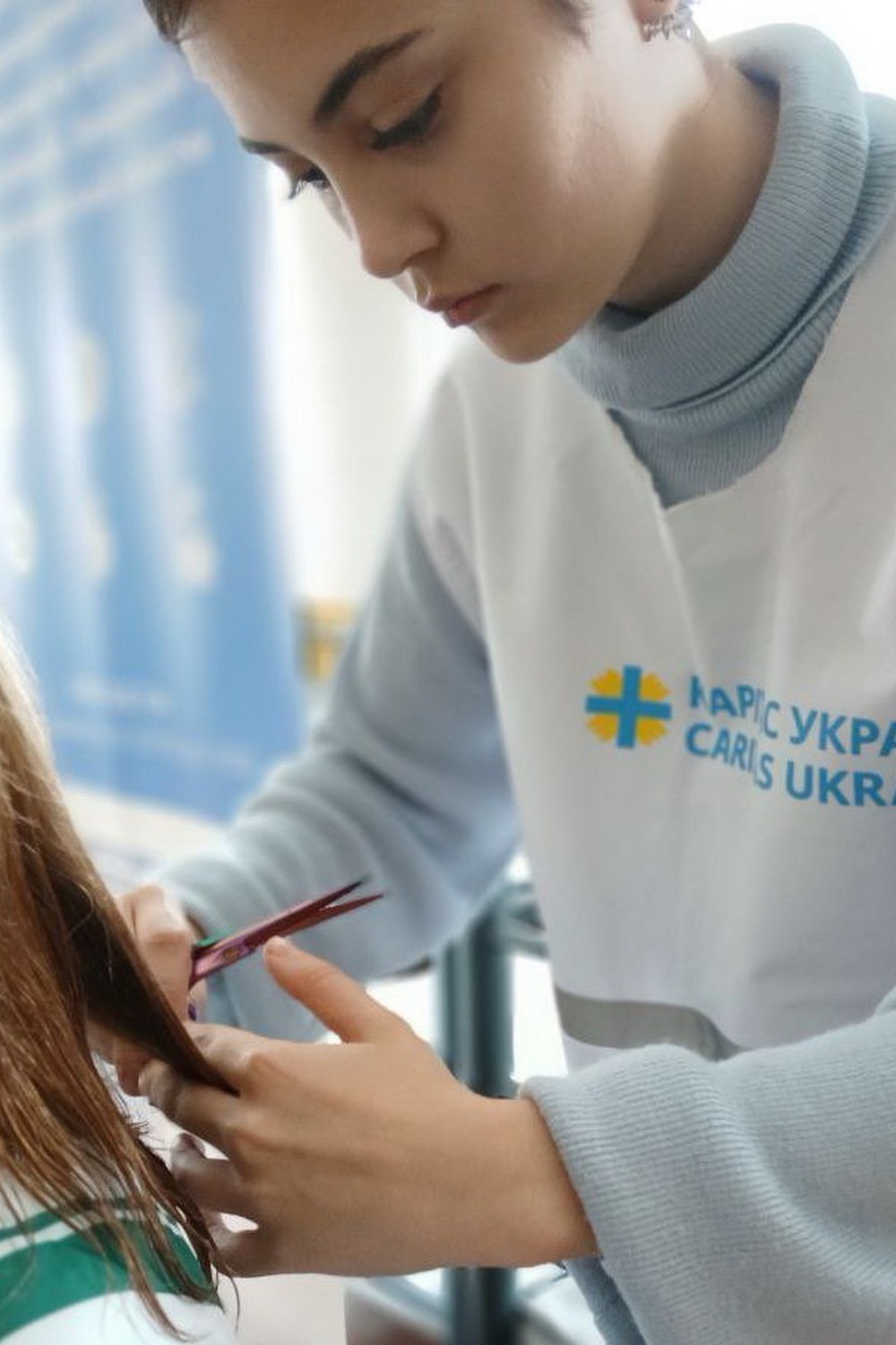 У транзитному центрі на Дніпропетровщині запрацювала соціальна перукарня 