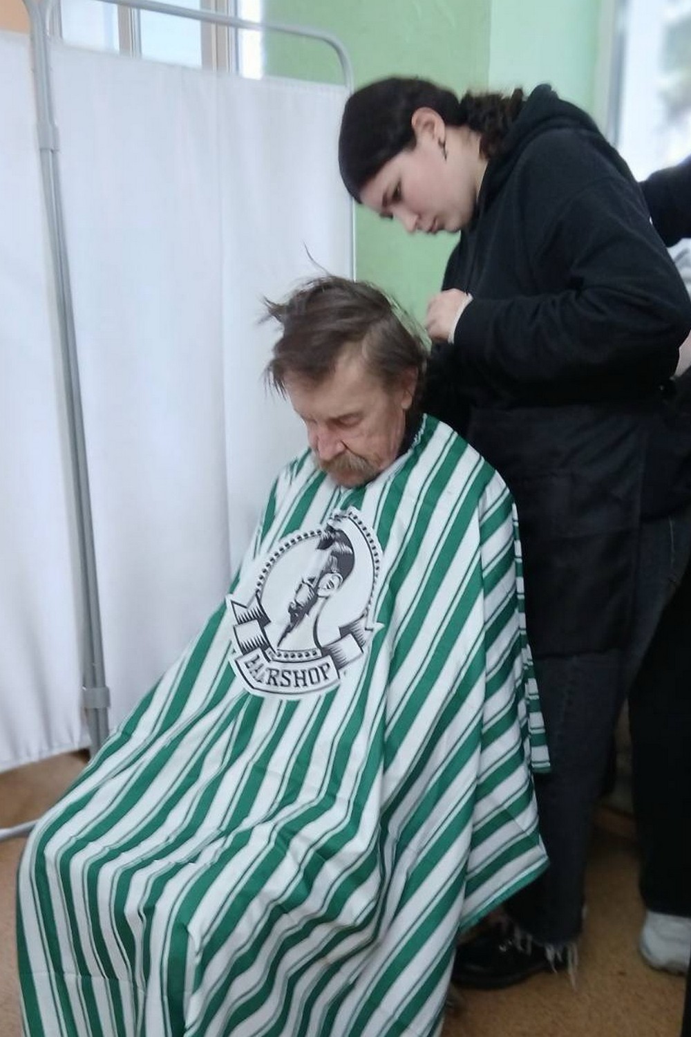 У транзитному центрі на Дніпропетровщині запрацювала соціальна перукарня 