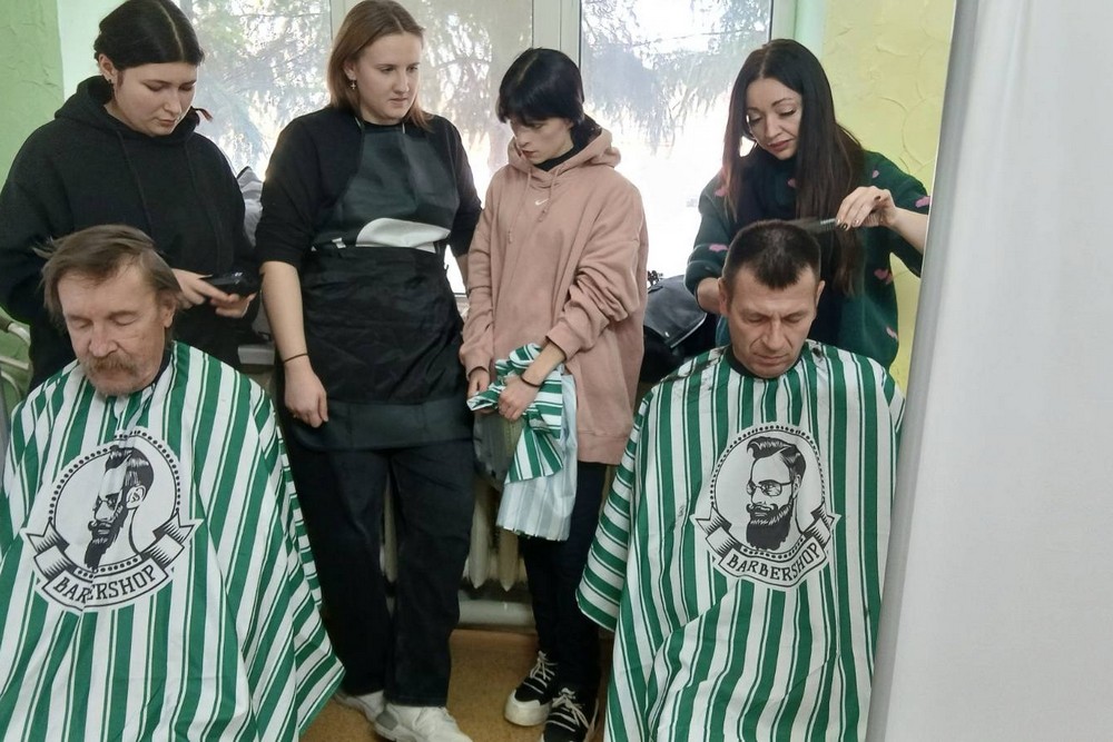 У транзитному центрі на Дніпропетровщині запрацювала соціальна перукарня