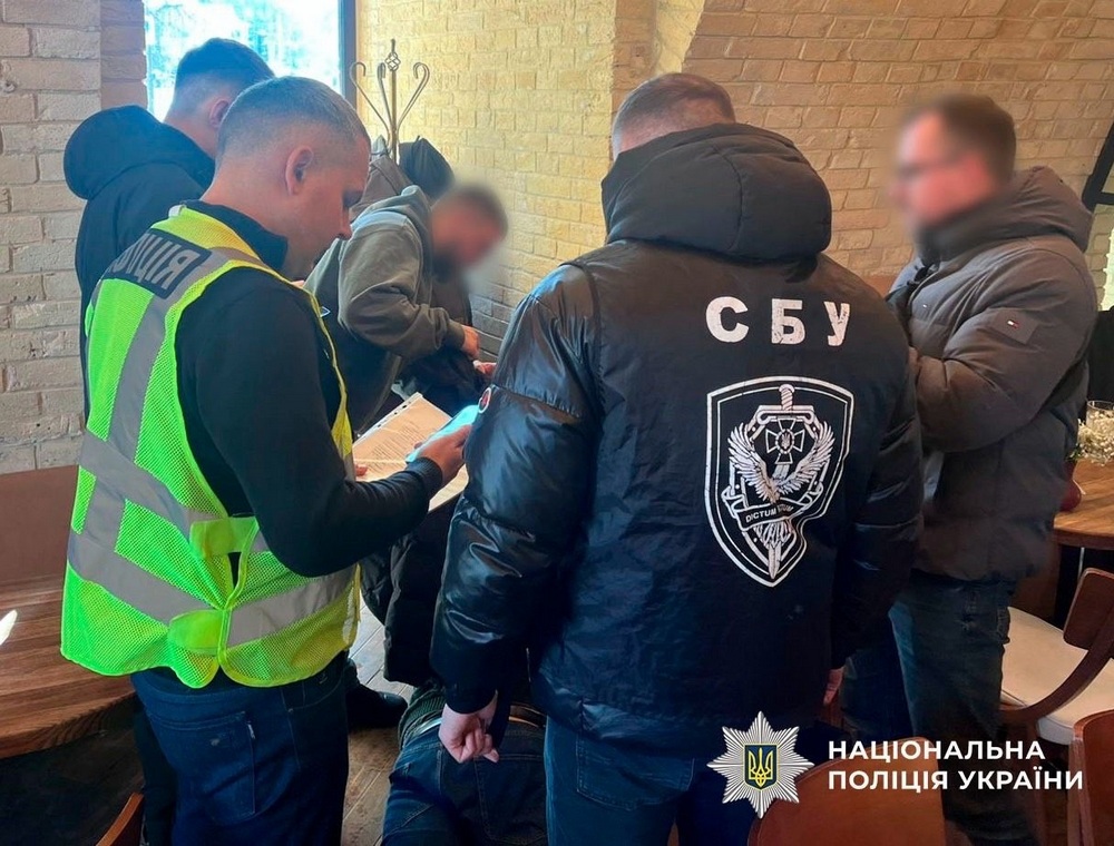 “Вирішував питання” для ухилянтів: у Києві затримали депутата під час отримання 10 тисяч дола-рів