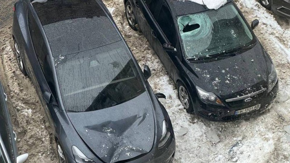 Якщо бурулька впала на авто з даху будинку: як отримати компенсацію