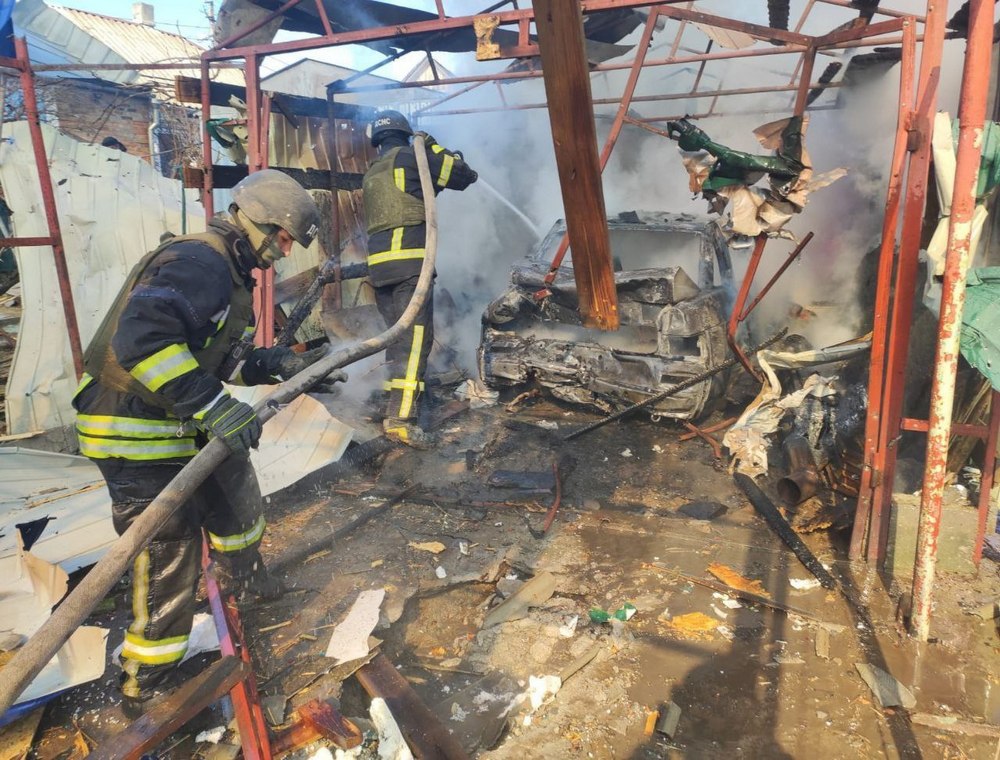 Є загиблі і поранені, виникли пожежі і руйнування – ворог атакував Дніпропетровщину, Херсонщину і Запоріжжя (фото, відео) Є загиблі і поранені, виникли пожежі і руйнування – ворог атакував Дніпропетровщину, Херсонщину і Запоріжжя (фото, відео)